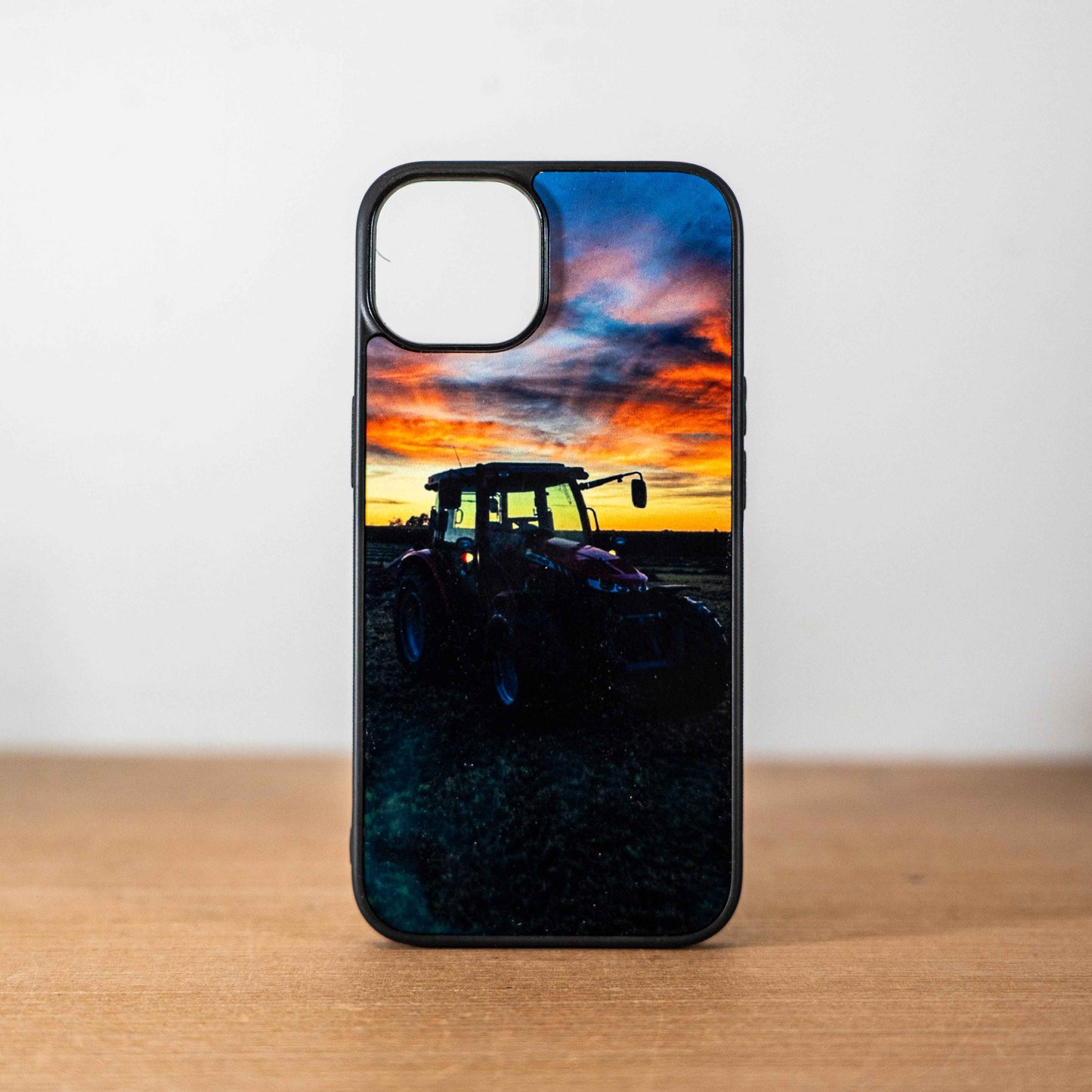 Coque iPhone 14 - Tracteur Massey Ferguson couché de soleil