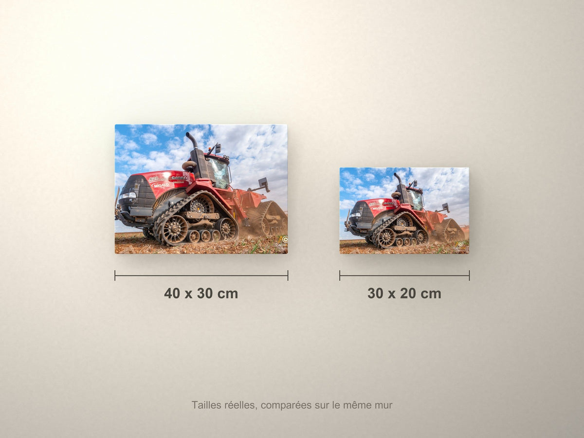 Plaque métallique Case IH Quadtrac — formats comparés en centimètres