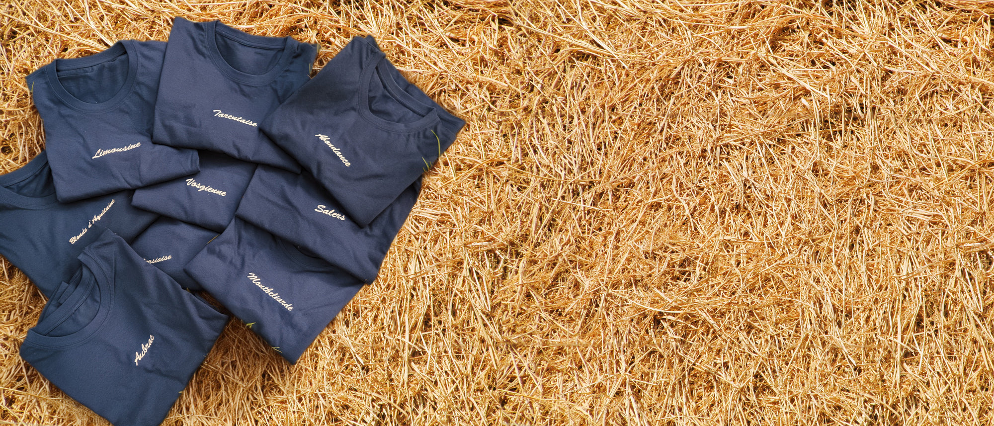 Nouveaux t-shirts sur paille