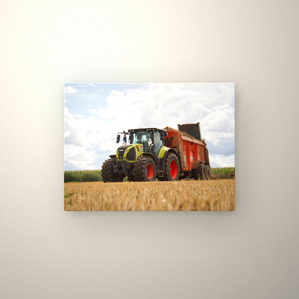 Poster métallique Claas et benne rouge — accroché au mur