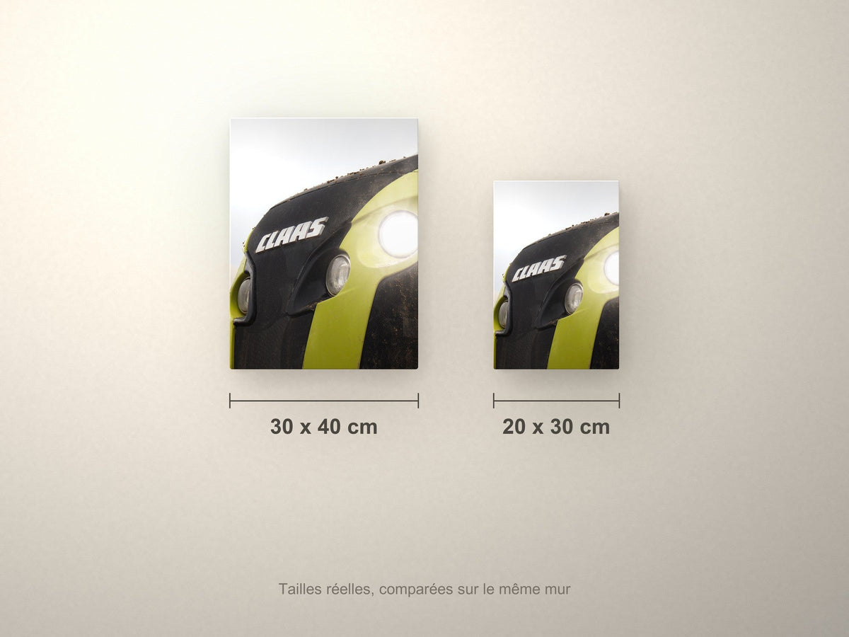 Poster métallique Claas, phare en gros plan — formats 30x40 et 20x30 cm comparés