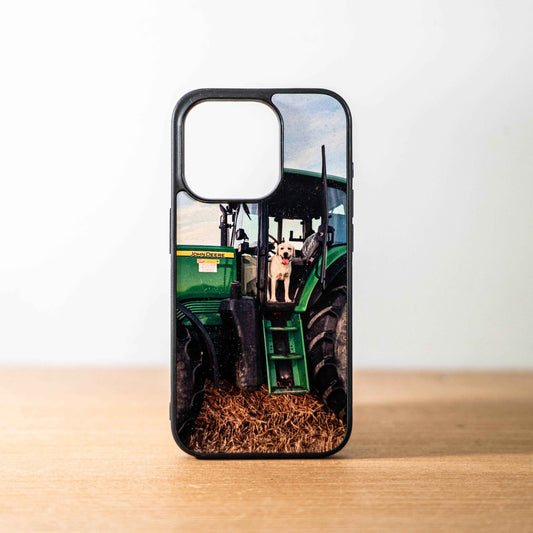 Coque iPhone 15 pro - Chien dans un John Deere