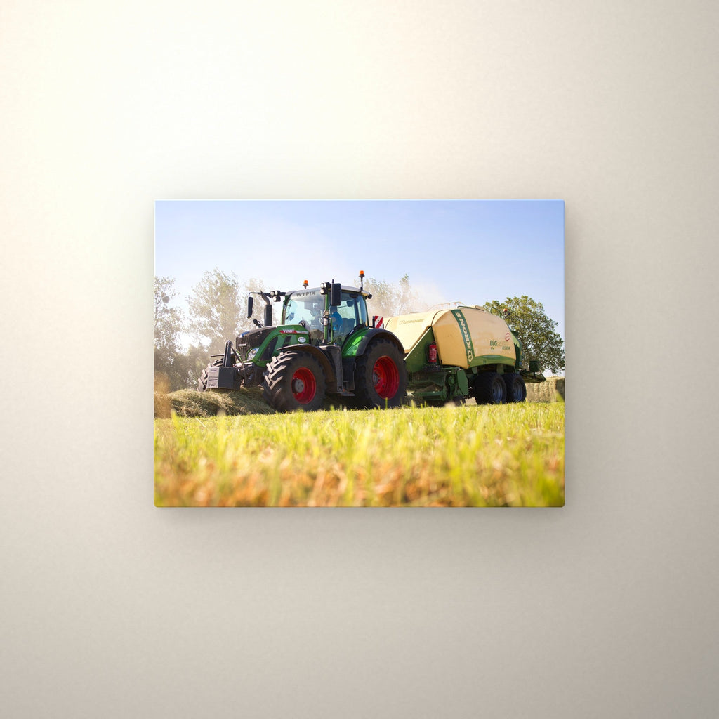 Poster métallique Fendt et presse — accroché au mur