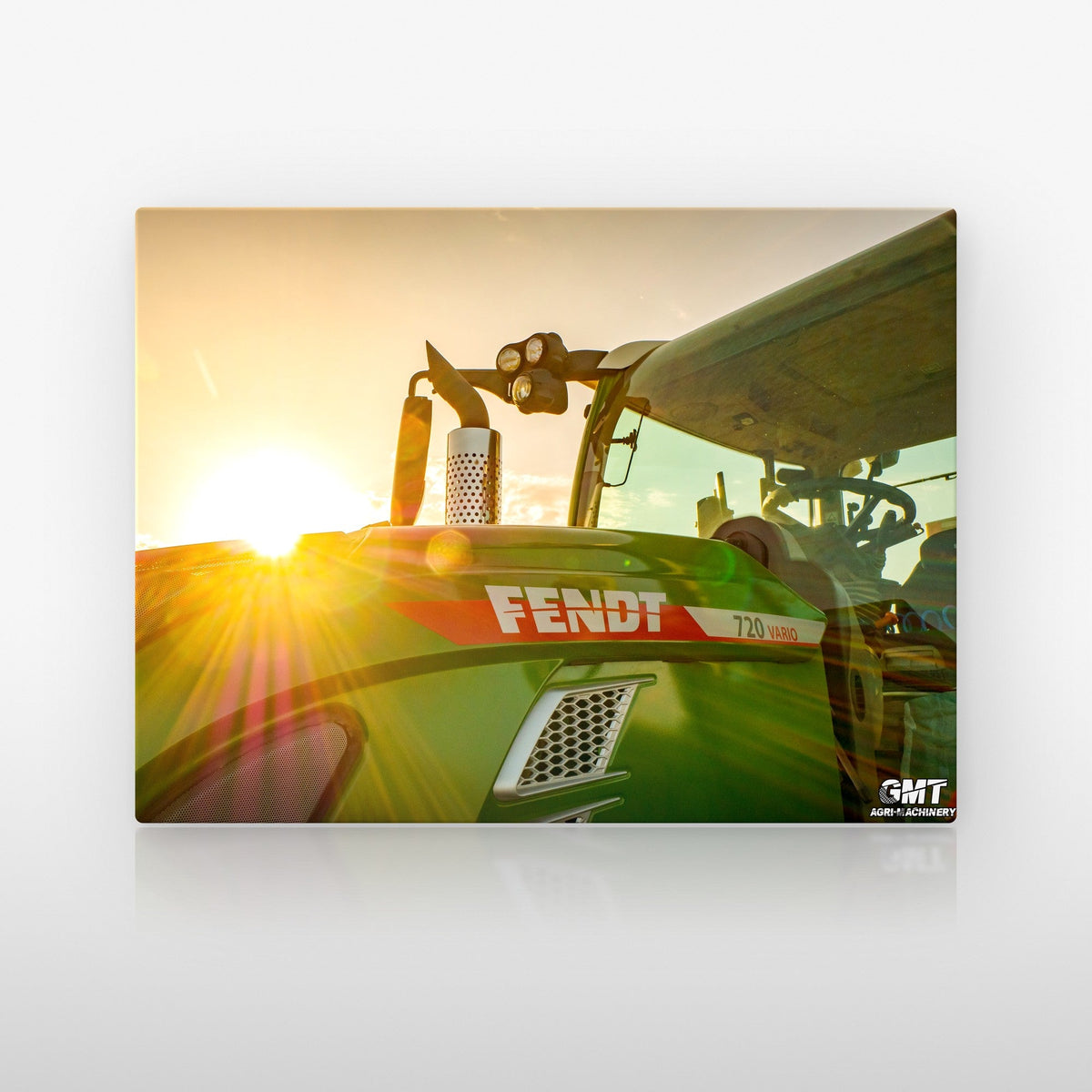Poster métallique GMT Agri Machinery — plaque sur fond neutre
