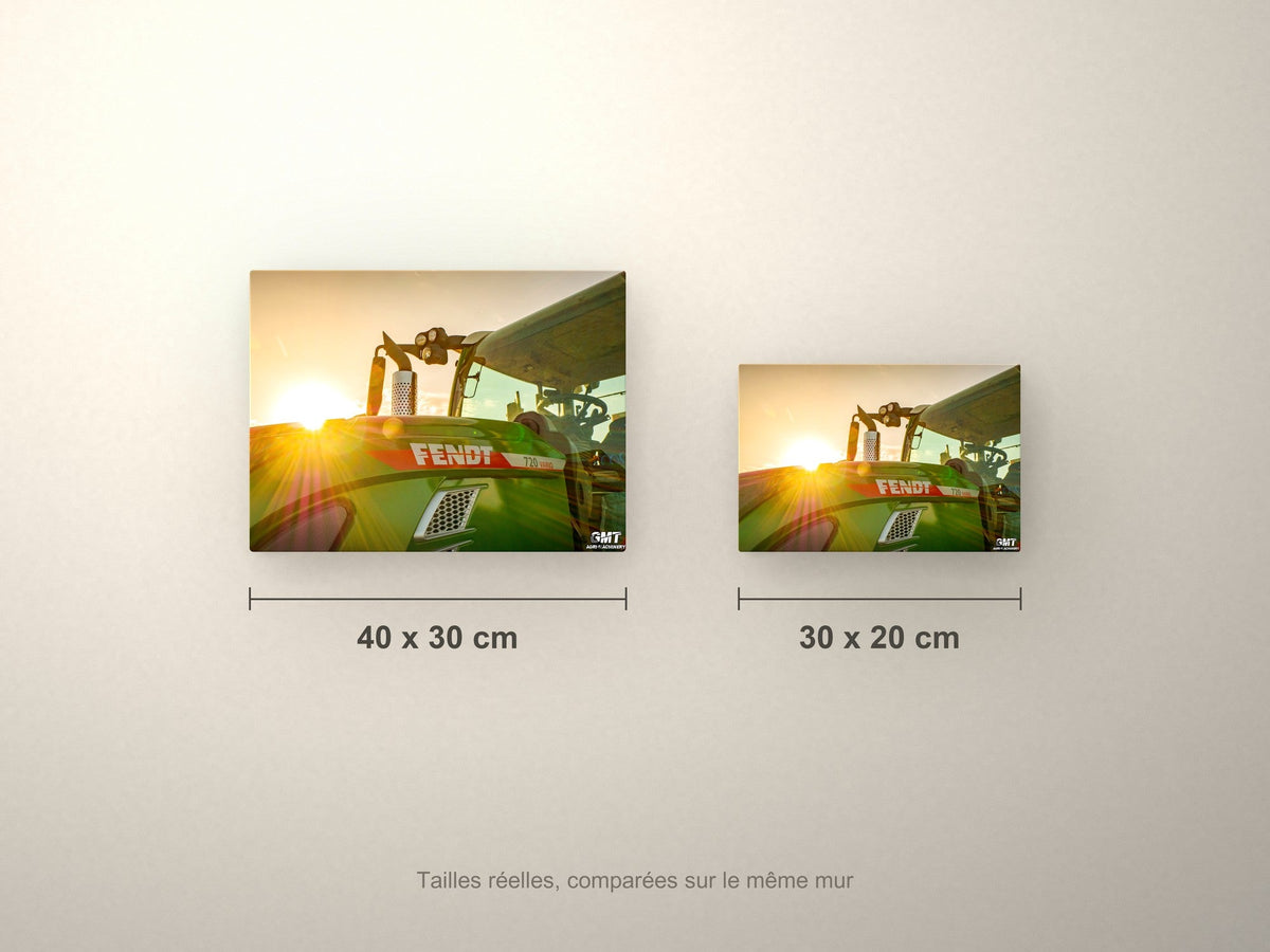 Poster métallique GMT Agri Machinery — formats 40x30 et 30x20 cm comparés