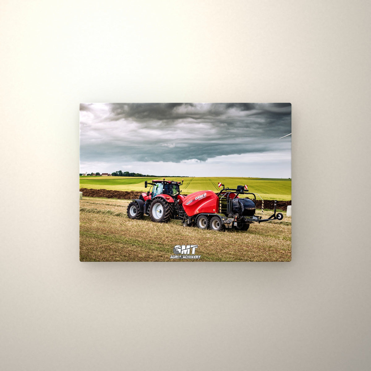 Poster métallique GMT Case — accroché au mur