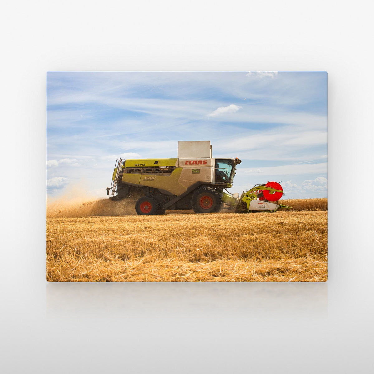Poster métallique moissonneuse dans la poussière — plaque sur fond neutre