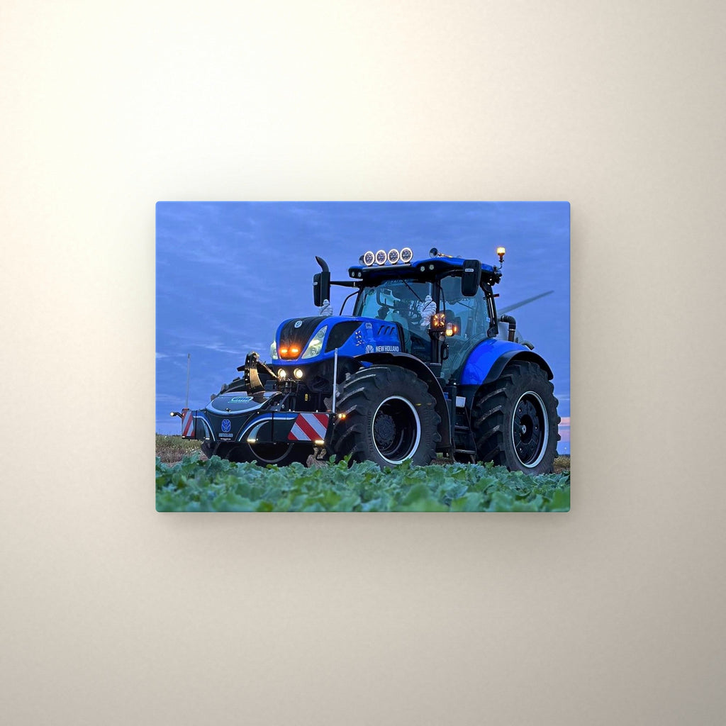 Poster métallique New Holland au crépuscule — accroché au mur