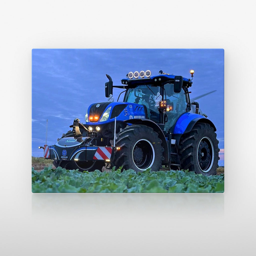 Poster métallique New Holland au crépuscule — plaque sur fond neutre