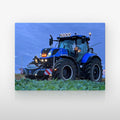 Poster métallique New Holland au crépuscule — plaque sur fond neutre