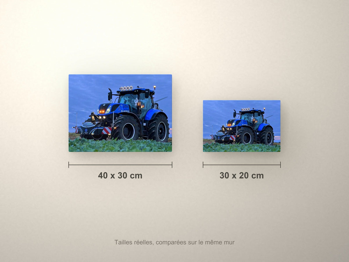 Poster métallique New Holland au crépuscule — formats 40x30 et 30x20 cm comparés